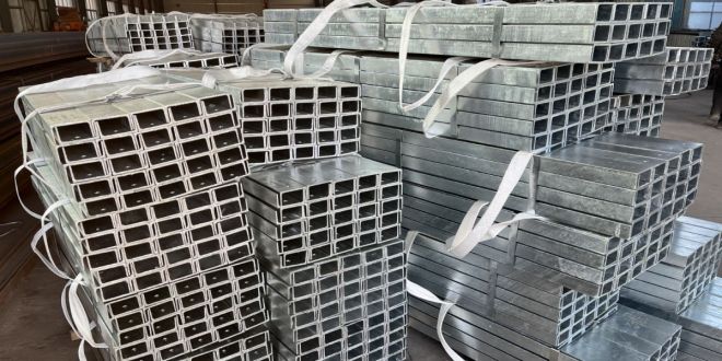 What are the benefits of using steel posts in retaining walls?