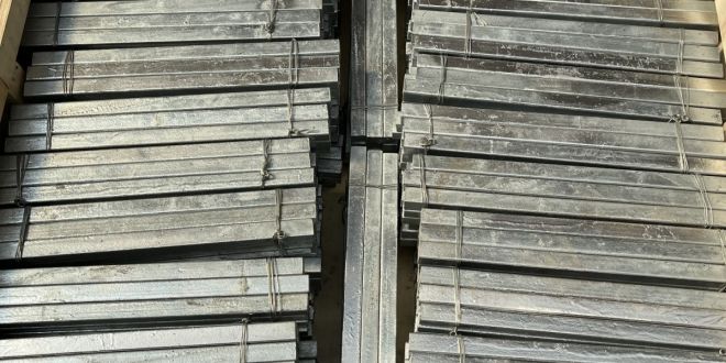 What are the common design features of steel platforms?
