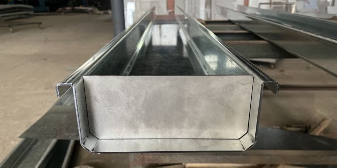 What is the weight capacity of a typical galvanized slotted steel base plate?